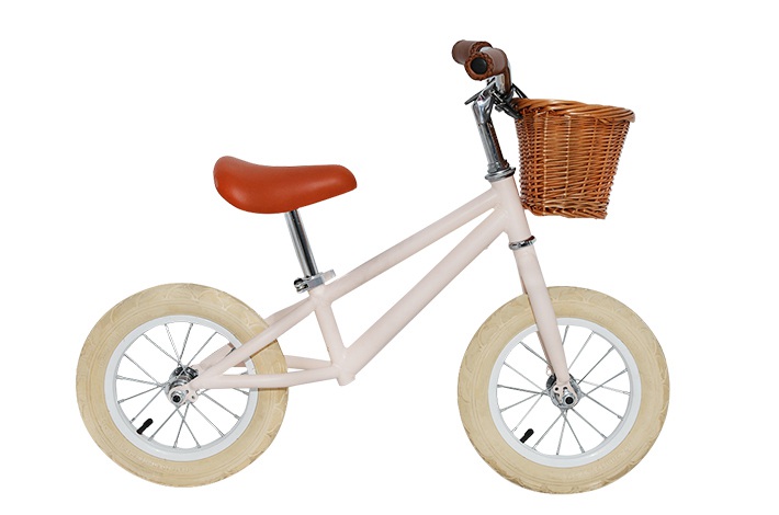 Le fabricant de vélos adultes et enfants présente les caractéristiques des vélos d'équilibre