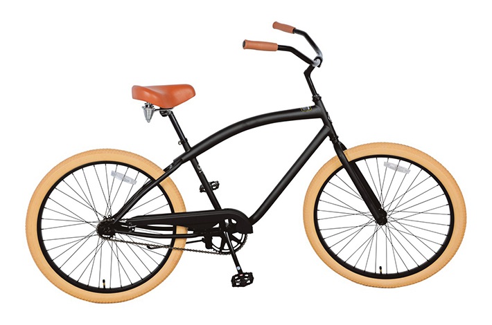 Le fabricant de vélos de plage présente les compétences en utilisant des vélos